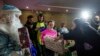 Niños ucranianos reciben regalos de voluntarios de la ONG Ukrainian Frontiers durante las celebraciones del Día de San Nicolás en Izium, Ucrania, el 6 de diciembre de 2024.