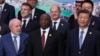Le président sud-africain Cyril Ramaphosa est entouré de ses homologues brésilien Luiz Inácio Lula da Silva (g), chinois Xi Jinping (d) lors du deuxième jour du sommet du G20 à Rio de Janeiro, au Brésil, le 19 novembre 2024. 