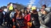 Trabajadores y contratistas federales, líderes sindicalistas y legisladores protestaron contra el cierre de gobierno el jueves 10 de enero en frente de la Casa Blanca en Washington D.C. [Foto: Alejandra Arredondo, VOA]