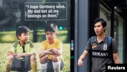 Un homme passe une publicité anti-paris à Singapore le 9 juillet 2014.
