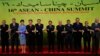 នាយករដ្ឋមន្ត្រី​ចិន Li Keqiang (ទី​៥​ពី​ឆ្វេង) កាន់​ដៃ​ជាមួយ​ថ្នាក់​ដឹកនាំ​អាស៊ាន​ដើម្បី​ថត​រូប​រួម​គ្នា​​នៅ​មុន​កិច្ច​ប្រជុំ​កំពូល​អាស៊ាន​-ចិន​លើក​ទី​១៦ ​នៅ​ទី​ក្រុង​ Bandar Seri Begawan ប្រទេស​ប្រ៊ុយណេ កាល​ពី​ថ្ងៃ​ទី​០៩ តុលា ២០១៣។
