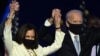 រូបឯកសារ៖ លោក Joe Biden (ស្ដាំ) និង​អ្នកស្រី Kamala Harris ឈរ​នៅ​លើ​ឆាក ក្រោយ​ពី​ថ្លែង​សុន្ទរកថា​នៅ​ក្រុង Wilmington រដ្ឋ Delaware បន្ទាប់​ពី​ត្រូវ​បាន​គេ​សន្មត​ថា​អ្នក​ទាំង​ពីរ​ឈ្នះ​ការបោះឆ្នោត​ប្រធានាធិបតី ថ្ងៃទី៧ ខែវិច្ឆិកា ឆ្នាំ២០២០។ 