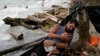 ARCHIVO - Jackson Vargas, migrante venezolano, sostiene a su bebé en sus brazos en Necoclí, Colombia, el 14 de octubre de 2024. Curazao reportó el arresto de 22 venezolanos que intentaban ingresar a su territorio sin la documentación necesaria. 