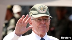 Mantan Presiden Peru, Pedro Pablo Kuczynski, hadir dalam sebuah perhelatan yang diselenggarakan militer di markas besar tentara di Rimac, Lima, 20 Maret 2018 (foto: REUTERS/Mariana Bazo)