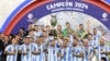 Penyerang Argentina Lionel Messi mengangkat trofi saat merayakan kemenangan pertandingan sepak bola final turnamen Conmebol 2024 Copa America antara Argentina dan Kolombia di Stadion Hard Rock, di Miami, Florida pada 14 Juli 2024. (Foto: AFP)