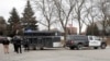 La policía de Milwaukee afuera de las instalaciones de la cervecería Molson Coors, tras informes de un tiroteo en el complejo el miércoles 26 de febrero de 2020.