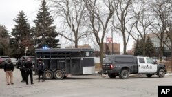 La policía de Milwaukee afuera de las instalaciones de la cervecería Molson Coors, tras informes de un tiroteo en el complejo el miércoles 26 de febrero de 2020.