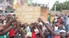 Des centaines de manifestants sont dans les rues de Lomé, au Togo, le 4 octobre 2017. (VOA/Kayi Lawson)