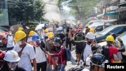 Waandamanaji wakiwakimbia polisi huku wakiendelea kupinga mapinduzi ya kijeshi mjini Yangon, Myanmar, Machi 8, 2021. REUTERS/Stringer