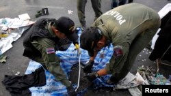 泰國警察在勝利紀念碑附近一處營地發生爆炸後在現場檢查 