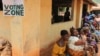 Des habitants attendent pour voter dans un bureau de vote dans l'État d'Anambra, Nigeria, 6 février 2010.