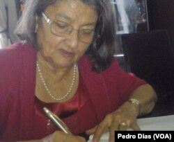 Cremilda de Lima na apresentação do seu livro em Luanda