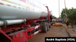 Polícia impede baldeamento de combustível, Manica, Moçambique