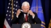Le vice-président Pence enlève son masque facial alors qu'il arrive au podium pour parler à Rockville, au Maryland, le 30 juin 2020. (AP)