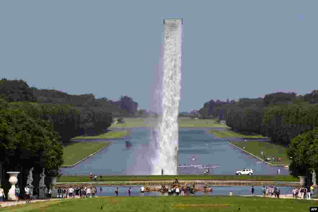 ពិព័រណ៌​ &laquo;Waterfall&raquo; ដោយ​សិល្បករ​ជនជាតិ​ដាណឺមាក​លោក Olafur Eliasson នៅ​ក្នុង​សួន​ Chateau de Versailles ភាគ​ខាង​ត្បូង​ក្រុង​ប៉ារីស​ ប្រទេស​បារាំង។&nbsp;