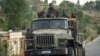  Des soldats du gouvernement éthiopien roulent à l'arrière d'un camion sur une route menant à Abi Adi, dans la région du Tigré au nord de l'Éthiopie, le 11 mai 2021. (Photo AP/Ben Curtis, dossier)