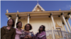 សាស្ត្រាចារ្យ នូវ លក្ខិណា និង​ស្ត្រី​បីនាក់នៃ​ខ្សែភាពយន្ត​ឯកសារ "Daze of Justice" នៅ​វត្ត​ព្រះពុទ្ធ​មួយ​កន្លែង។ (រូបភាព​ផ្តល់​ឲ្យលោក Michael Siv) 