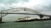 Un barco crucero de Holland American Cruise pasa bajo el Puente de las Américas, tras navegar el canal interoceánico. Un barco similar está ahora a la espera de ser reabastecido mientras varios pasajeros muestran posibles síntomas de coronavirus.