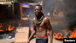 Un insurgé lors des manifestations violentes d'octobre 2014