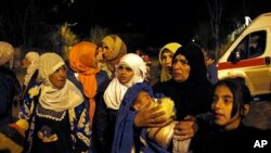 Des habitants de la ville assiégée de Madaya au nord-ouest de Damas, en Syrie le 11 janvier 2016. 