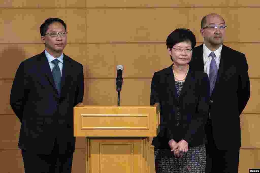 Hong Kong's Secretary for Justice Rimsky Yuen (L-R), Chief Secretary for Administration Carrie Lam, Secretary for Constitutional and Mainland Affairs Raymond Tam attend a news conference after meeting with the Hong Kong Federation of Students (HKFS), 21 Oct. 2014.