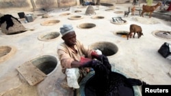 Un teinturier traditionnel de Kano, au Nigéria (Reuters)