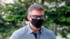 លោក Brian Dugan Yeargan ពាក់​ម៉ាស់ និង​វែនតា​ការពារ​កម្តៅ​ថ្ងៃ​ដើរ​នៅ​ខាង​ក្រៅ​តុលាការ​រដ្ឋ​សិង្ហបុរី ក្នុង​ប្រទេស​សិង្ហបុរី កាលពី​ថ្ងៃទី១៣ ខែឧសភា ឆ្នាំ២០២០។