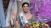 La Miss Universo Venezuela 2024 Stephany Abasali, representante del estado Anzoátegui, saluda tras ganar el concurso de belleza en Caracas, el 5 de diciembre de 2024. (AFP/Federico Parra)