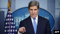 រូបឯកសារ៖ លោក John Kerry ប្រេសិត​ពិសេស​របស់​ប្រធានាធិបតី​សហរដ្ឋ​អាមេរិក​​ទទួល​បន្ទុក​អាកាសធាតុ​ ថ្លែងនៅក្នុងសន្និសីទសារព័ត៌មានមួយស្តីអំពីគោលនយោបាយពាក់ព័ន្ធនឹងការប្រែប្រួលអាកាសធាតុ នៅសេតវិមាន រដ្ឋធានីវ៉ាស៊ីនតោន កាលពីថ្ងៃទី២៧ ខែមករា ឆ្នាំ២០២១។