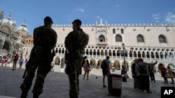 Polisi wa Italia wakifanya doria katika eneo la St.Mark wakati mkutano wa G20 wa mawaziri wa fedha na magavana wa benki ukiendelea huko Venice, Italia, Alhamisi, Julai 8, 2021. (AP Photo/Luca Bruno)