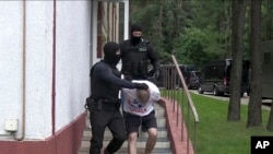 На фото: Білоруська служба КГБ затримала «вагнерівців» під Мінськом у липні 2020 року, підозрюючи їх у підготовці до дій у Білорусі, але згодом їх відпустили в Росію