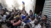 Les soldats tchadiens gardent des prisonniers dans la cour d'une prison de gendarmerie, Ndjamena, 13 février 2008.