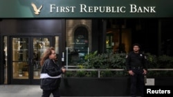 FILE PHOTO: Mlinzi akiwa analinda nje ya Tawi la Benki ya First Republic huko San Francisco,California, April 28, 2023. 