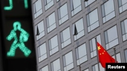 一面中國國旗飄揚在中國證監會辦公樓外（路透社照片）
