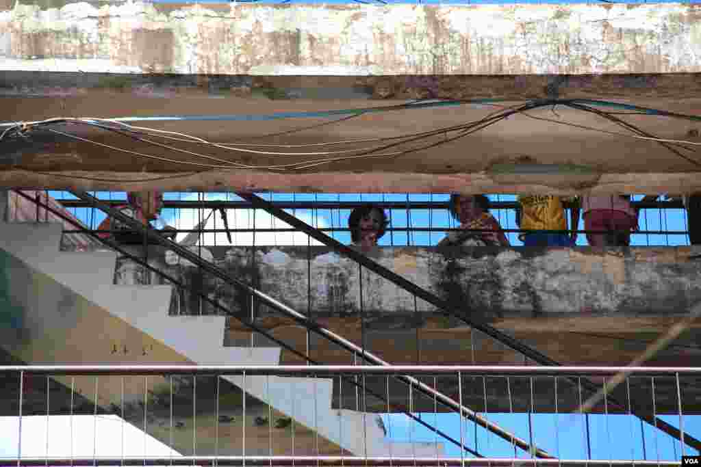 A general view of daily activities of residents at Phnom Penh's White Building on Friday, September 5, 2014. (Nov Povleakhena/VOA Khmer)