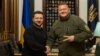 Ukrajinski predsednik Volodimir Zelenski i bivši komandat Oružanih snaga Ukrajine Valeri Žaluzni tokom susreta u Kijevu (Ukrainian Presidential Press Service/Handout via REUTERS)