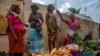 Mulheres zungueiras na praça do Avô Kumbi em Luanda, Angola. FOTO DE ARQUIVO