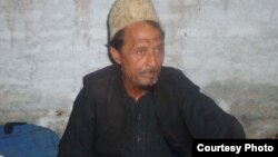 داتوؤ بچو پلار احمدگل نه چې مو کله وپوښتل په ژوند کې دې د خوشحالۍ کومه خاص لمحه راغلې ده اؤ د خفگان؟ نو ځواب يې دا ؤ چې "يره جي_ کۀ رښتيا راباندې وايي نو ما هډو په ژوند کې خوشحالي ليدلې نه ده،په غريبۍ کې مې سترگې پرانستي اؤ په غريبۍ کې به مرم،سندرې مې هم وئيلي اؤ دبچو د روزۍ دپاره مې په دياړۍ په خوړونو کې باجري هم چاڼ کړې ده،دبوسو ټرکونه مې هم ډک کړي دي اؤ د خټو ټاټکي مې هم چلولي دي"