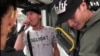Dos venezolanos cantan en los buses de Bogotá para buscar su sustento diario