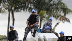 Jordanian United Nations soldiers stand guard at the entrance to the Golf Hotel in Abidjan, Ivory Coast, 05 Dec 2010