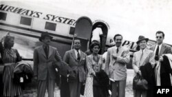 1941-ci il avqustun 17-si Volt Disney, onun həyat yoldaşı və həmkarları Rio de Janeyra hava limanında pərəstişkarları tərəfindən qarşılanır