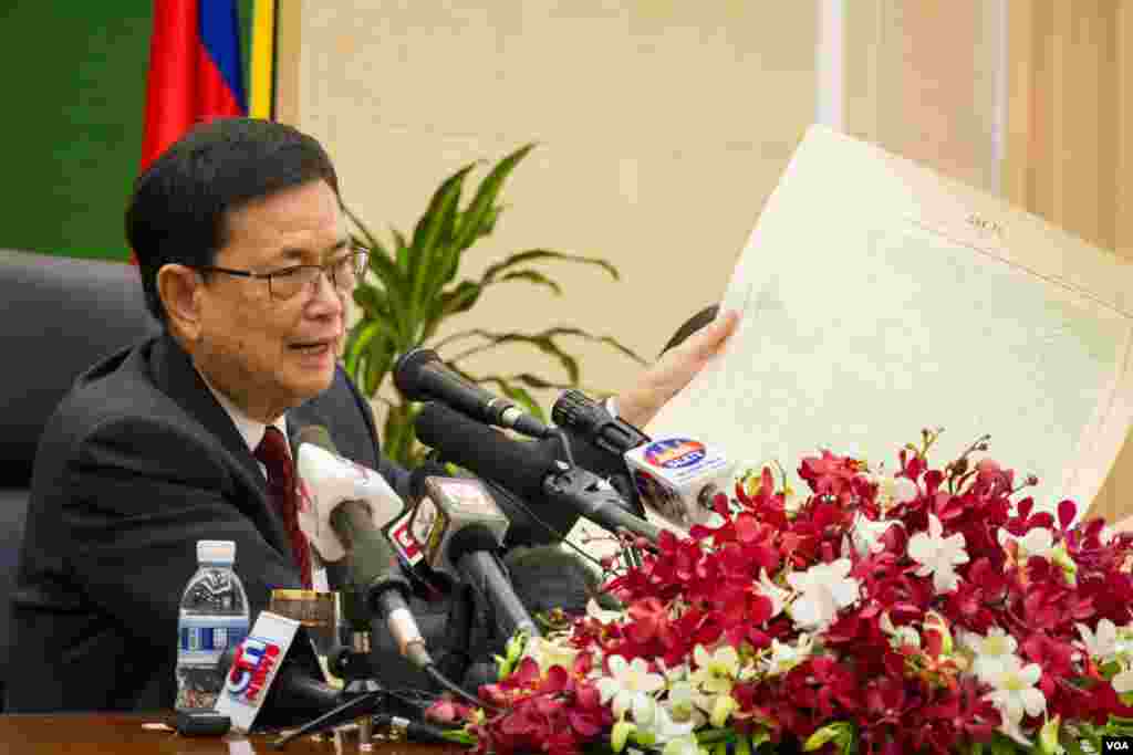 លោក វ៉ា​ គឹម​ហុង ប្រធាន​គណៈកម្មការ​ព្រំដែន​ចម្រុះ​កិច្ចការ​ព្រំដែន​កម្ពុជា​ លើក​បង្ហាញ​ផែនទី​តំបន់​ Dak To នៃ​ប្រទេស​វៀត​ណាម​ជាប់​ព្រំដែន​កម្ពុជា​ ក្នុង​​សន្និសីទ​កាសែត​ដែល​បង្ហាញ​​ផែនទី​ដែល​​ប្រើ​បោះ​សម្រាប់​​​បង្គោល​ព្រំដែន​ នា​ទីស្តីការ​គណៈ​រដ្ឋមន្រ្តី​ កាល​ពី​ថ្ងៃ​ទី​២​ ខែ​កក្កដា​ ឆ្នាំ​២០១៥​។​ (នៅ​ វណ្ណារិន/VOA)​
