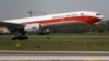 Un avion de la compagnie nationale angolaise TAAG décolle à l'aéroport de Lisbonne, le 24 avril 2018.