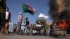 Des gens scandent des slogans et brûlent des pneus lors d'une manifestation pour dénoncer le coup d'État militaire d'octobre 2021, à Khartoum, au Soudan, le 4 janvier 2022.