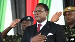 Le président du Malawi Lazarus Chakwera prête serment à Lilongwe, Malawi, le 28 juin 2020.