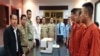 រូប​ភាព​ពី​វេបសាយ​របស់​អង្គស្នងការស្នាន​នរបាល​ជាតិ​ចុះ​ផ្សាយ​នៅ​ថ្ងៃ​ទី​២៩ ខែ​មេសា ឆ្នាំ​២០១៩ ​បង្ហាញ​ពី​​សមត្ថកិច្ច​​​ចាប់​​ខ្លួន​ជនជាតិ​ចិន​៣​នាក់​ ពាក់ព័ន្ធ​បទល្មើស​សម្អាត​ប្រាក់​ចំនួន​ជាង​ ៣.៥​លាន​ដុល្លារ​អាមេរិក​។ (Courtesy Photo/Cambodia Police)