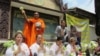 ព្រះតេជគុណ​លួន សាវ៉ាត ព្រះ​​សង្ឃ​ការពារសិទ្ធិ​មនុស្ស​កំពុង​សូត្រ​មន្ត​ជួនពរ​​អ្នក​ធ្វើកូដកម្ម​អត់អាហារ។​​