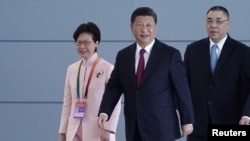 中國國家主席習近平和香港特首林鄭月娥2918年10月23日參加在珠海舉行的港珠澳大橋的開通儀式。