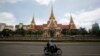 រូប​ឯកសារ៖ បុរស​ម្នាក់​បើក​ម៉ូតូ​កាន់​តាម​ផ្លូវ​ភ្លោះ​មុខ​រដ្ឋសភា​កម្ពុជា​ក្នុង​រាជធានី​ភ្នំពេញ កាល​ពី​ឆ្នាំ​២០១៤។