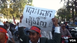 The opposition protester holds a placard demanding "reelection".